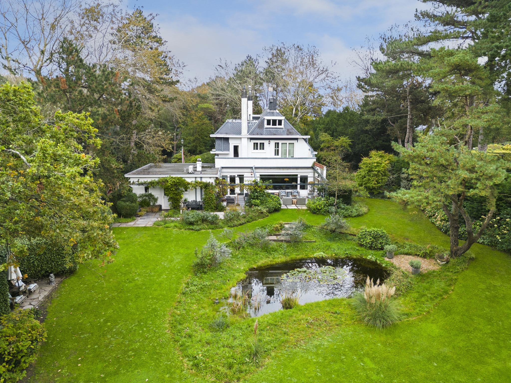 Villa for sale in Bloemendaal, The Netherlands Hoge Duin en Daalseweg