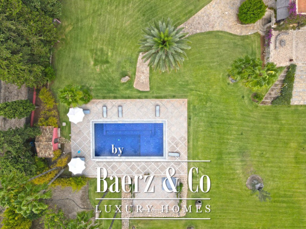 Large finca with beautiful garden in an exclusive area image