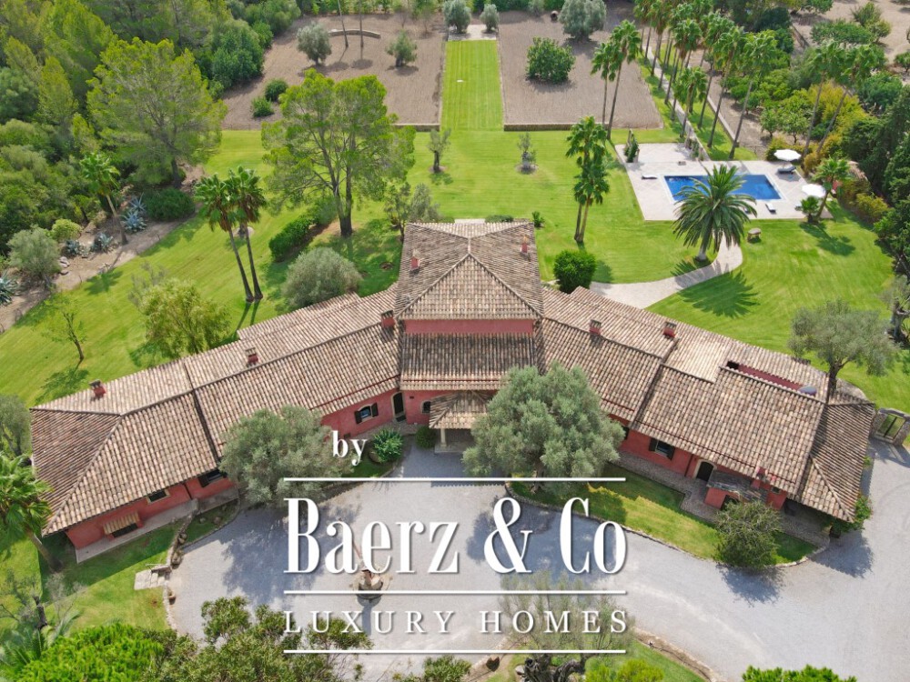 Large finca with beautiful garden in an exclusive area image
