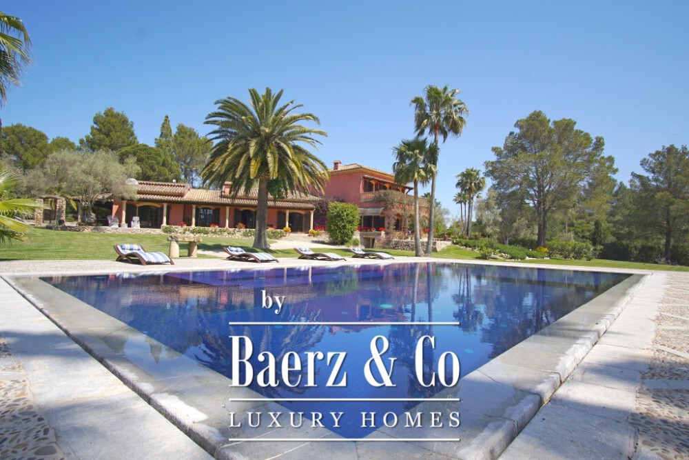 Large finca with beautiful garden in an exclusive area image