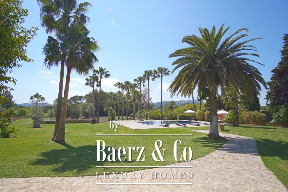 Large finca with beautiful garden in an exclusive area image