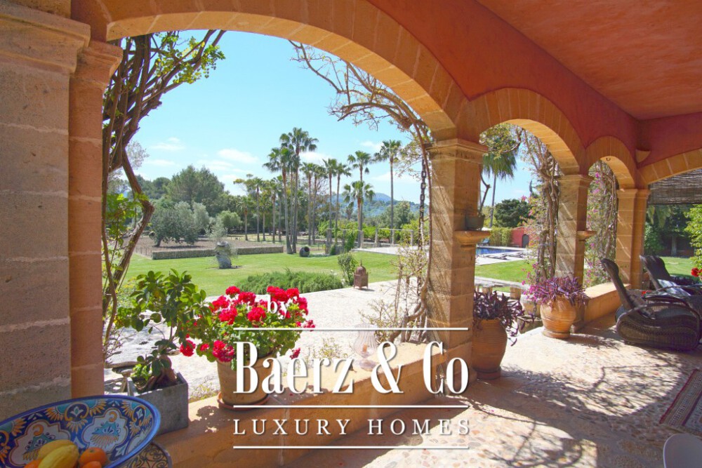 Large finca with beautiful garden in an exclusive area image