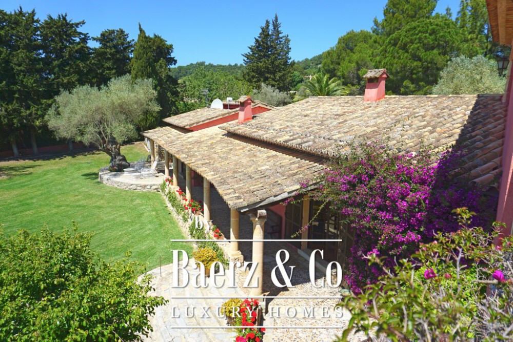 Large finca with beautiful garden in an exclusive area image