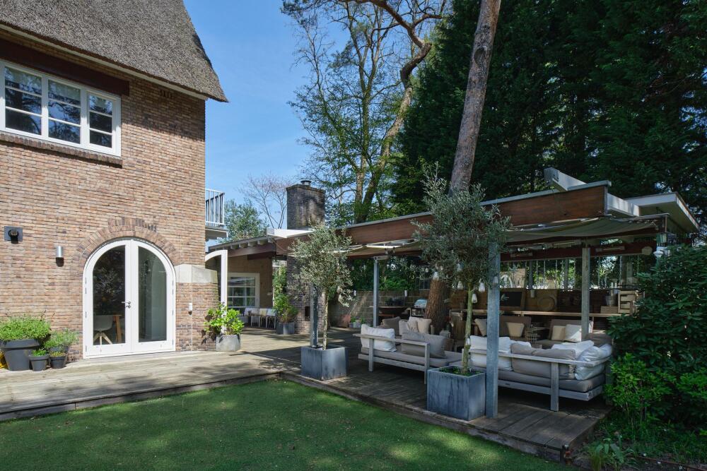 Landhuis price on application in Breda, The Netherlands Montenspark 1