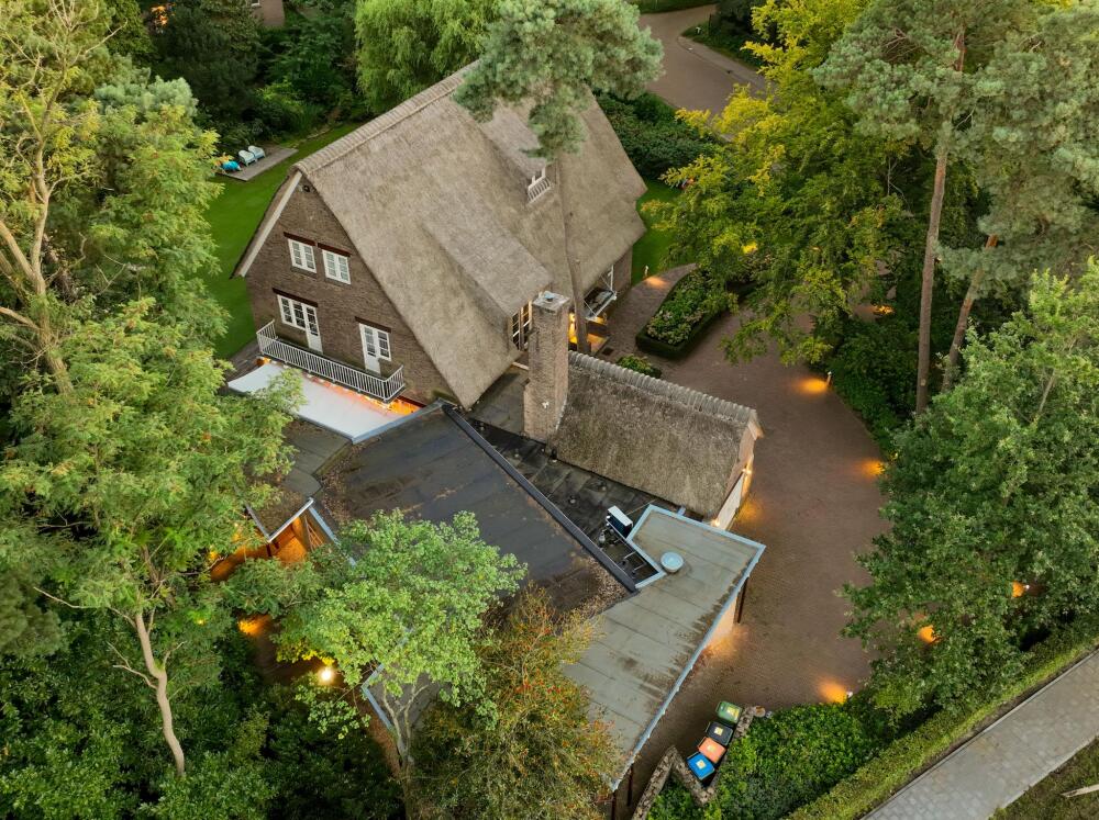 Landhuis price on application in Breda, The Netherlands Montenspark 1