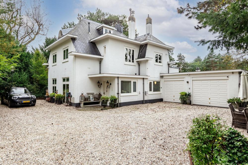 Villa for sale in Bloemendaal, The Netherlands Hoge Duin en Daalseweg
