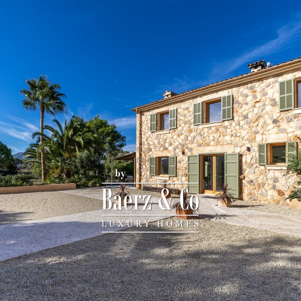 Spectacular country villa close to Pollenca image