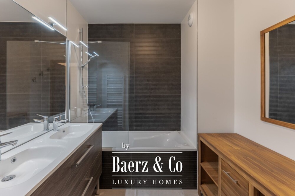 3-bedroom apartment - Close to the village image