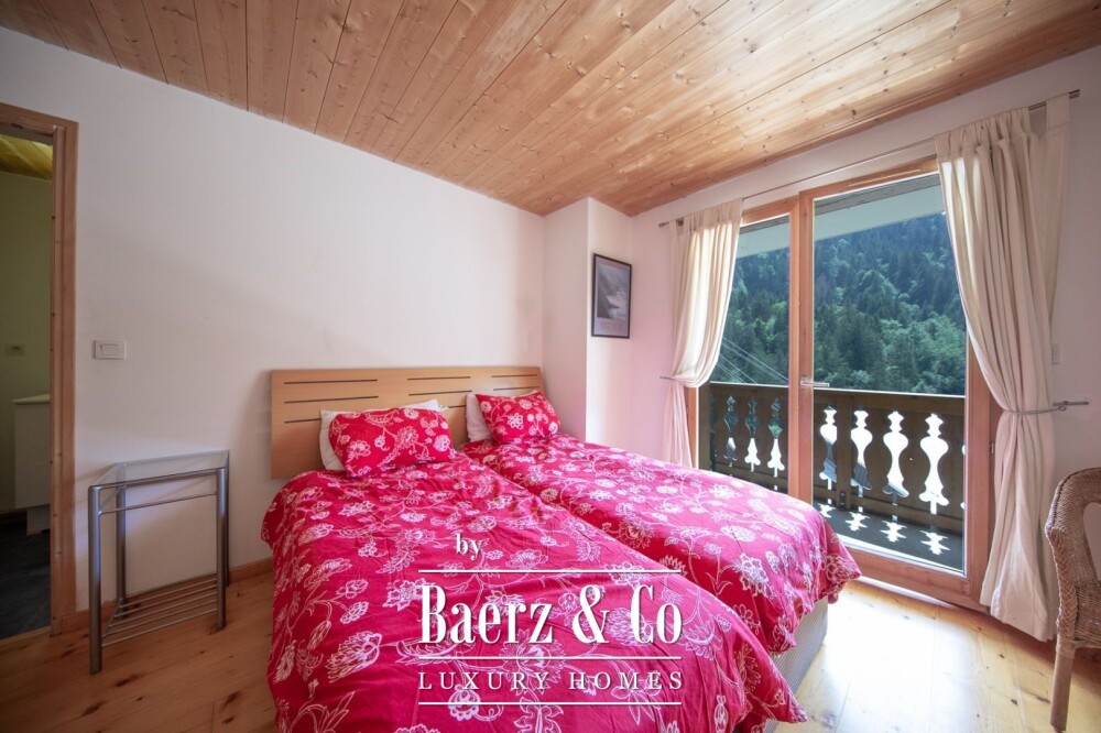 Spacious 7-bedroom chalet - at the foot of the Nyon cable car image