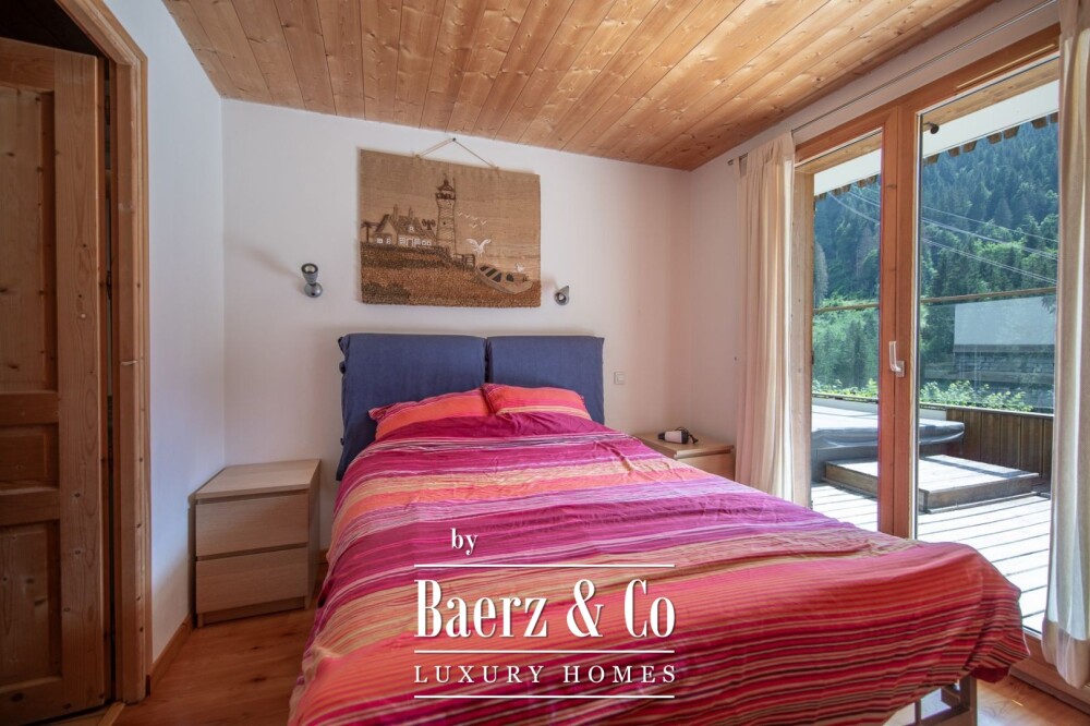 Spacious 7-bedroom chalet - at the foot of the Nyon cable car image
