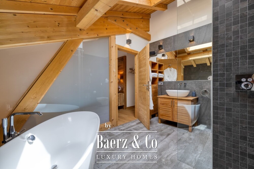 BEAUTIFUL 7 BEDROOMS CHALET - CLOSE TO THE CENTER image
