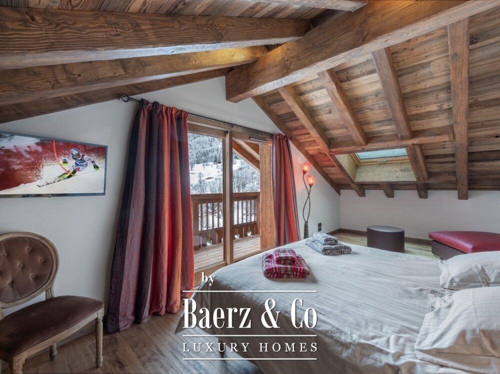 4 bedrooms chalet with a view of La Saulire, nearly ski slopes image