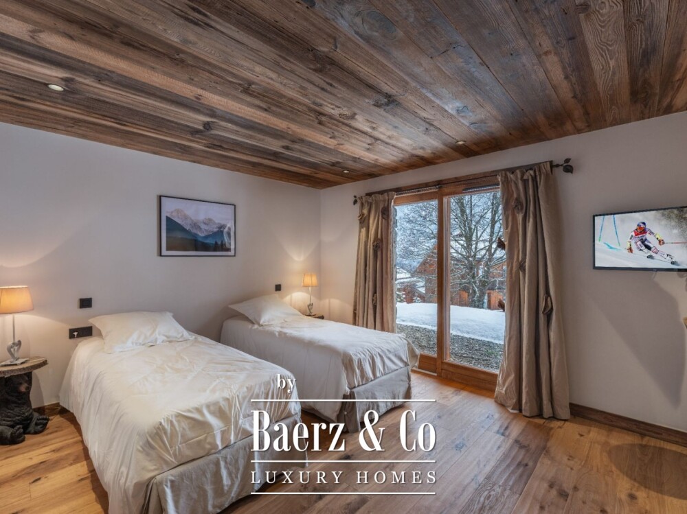 4 bedrooms chalet with a view of La Saulire, nearly ski slopes image