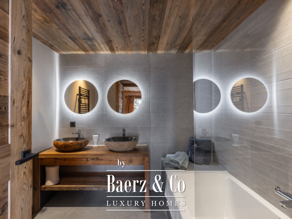 4 bedrooms chalet with a view of La Saulire, nearly ski slopes image
