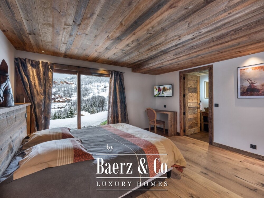 4 bedrooms chalet with a view of La Saulire, nearly ski slopes image