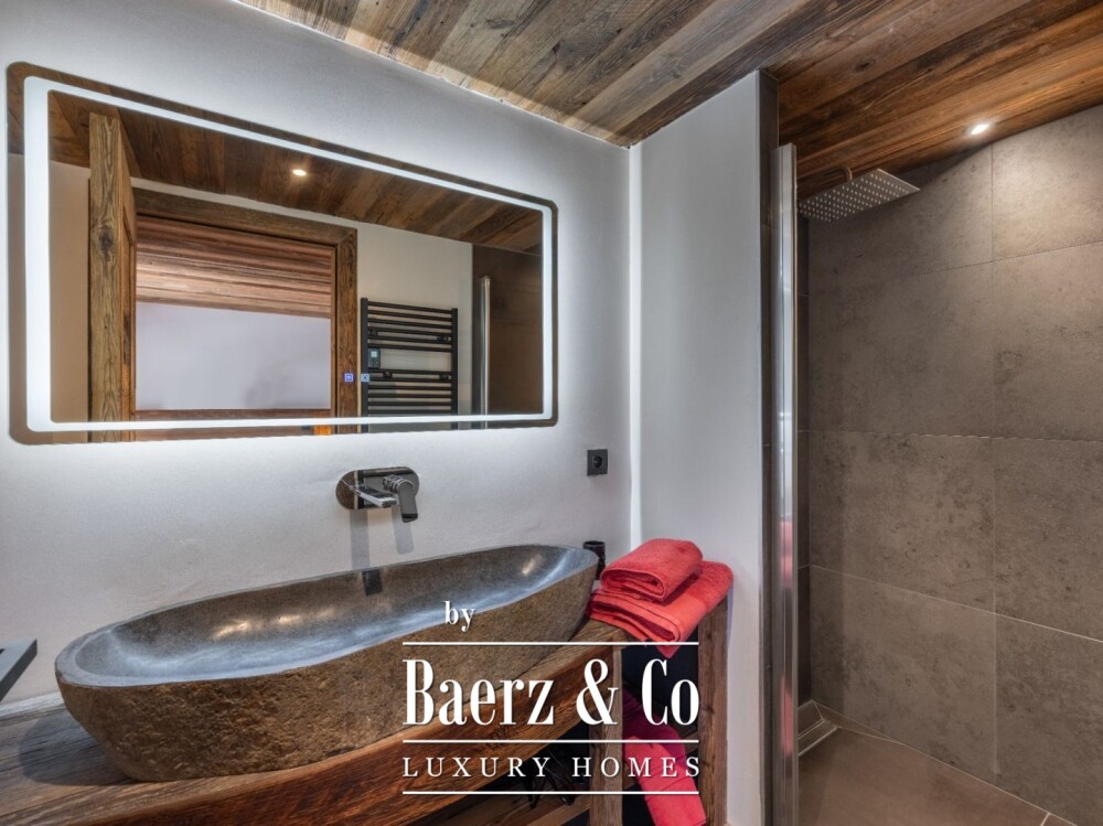 4 bedrooms chalet with a view of La Saulire, nearly ski slopes image
