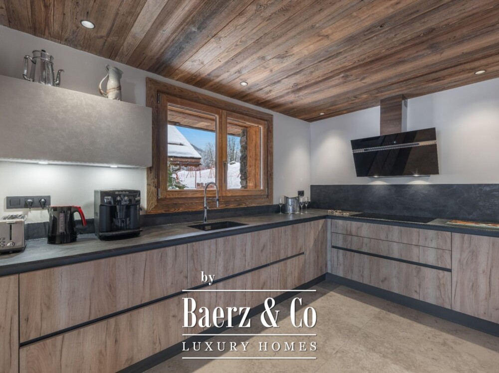 4 bedrooms chalet with a view of La Saulire, nearly ski slopes image