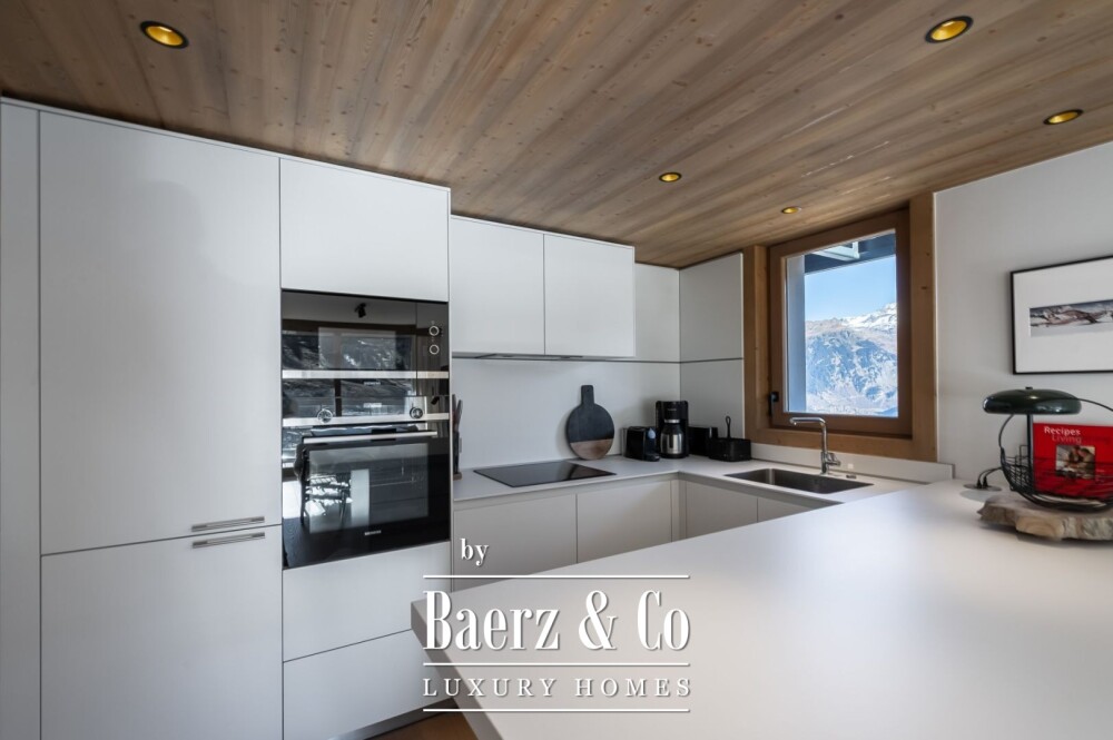 4-bedroom Apartment - ideally located image
