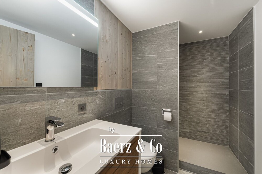 4-bedroom Apartment - ideally located image