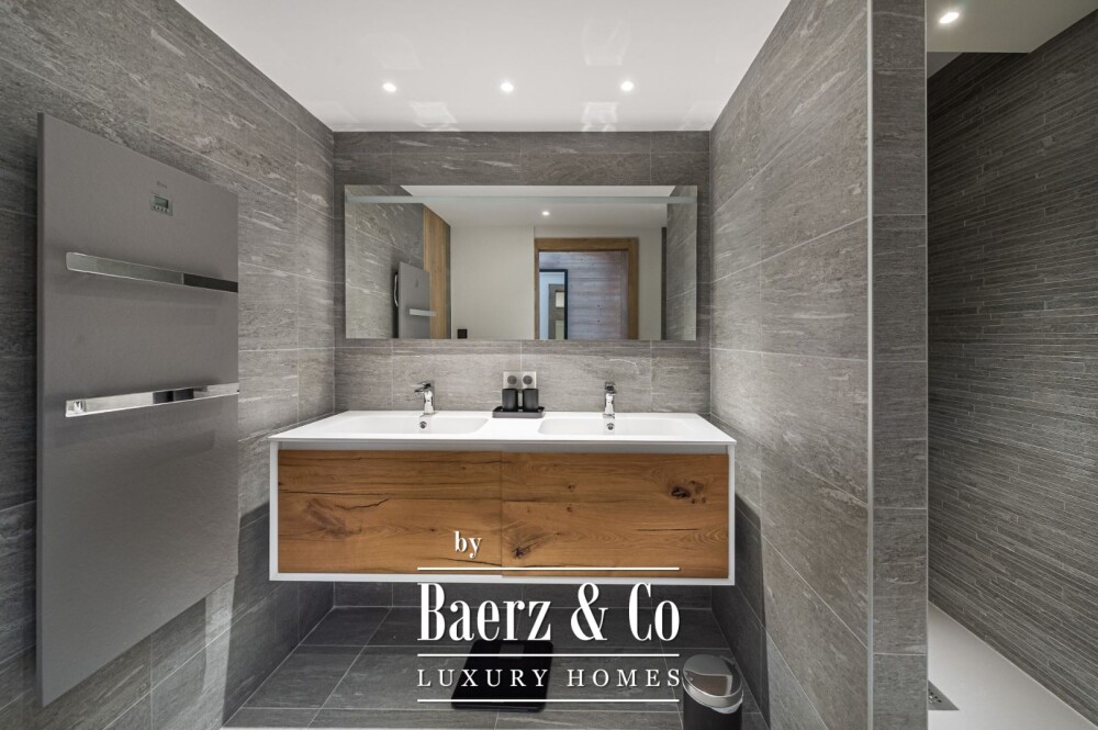 4-bedroom Apartment - ideally located image