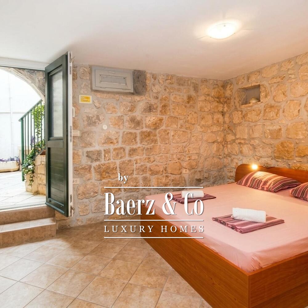 Makarska, Kačić Square, historic house with residential, tourist accommodation and commercial spaces image