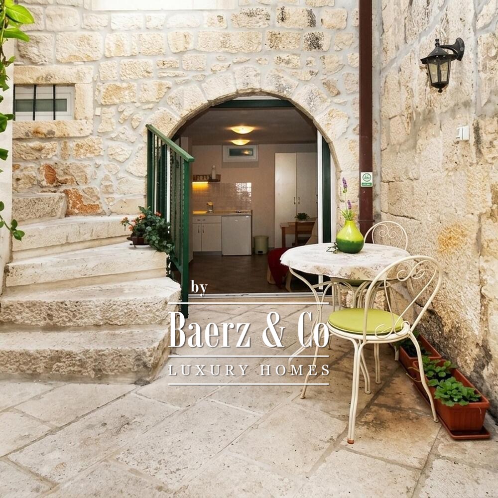 Makarska, Kačić Square, historic house with residential, tourist accommodation and commercial spaces image