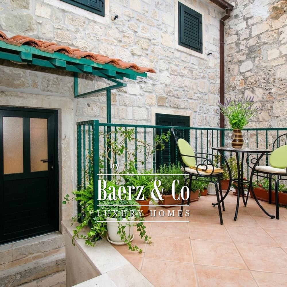 Makarska, Kačić Square, historic house with residential, tourist accommodation and commercial spaces image