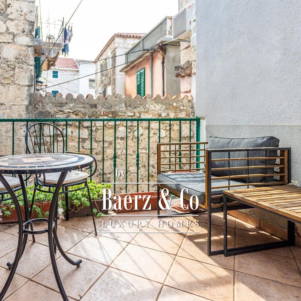 Makarska, Kačić Square, historic house with residential, tourist accommodation and commercial spaces image