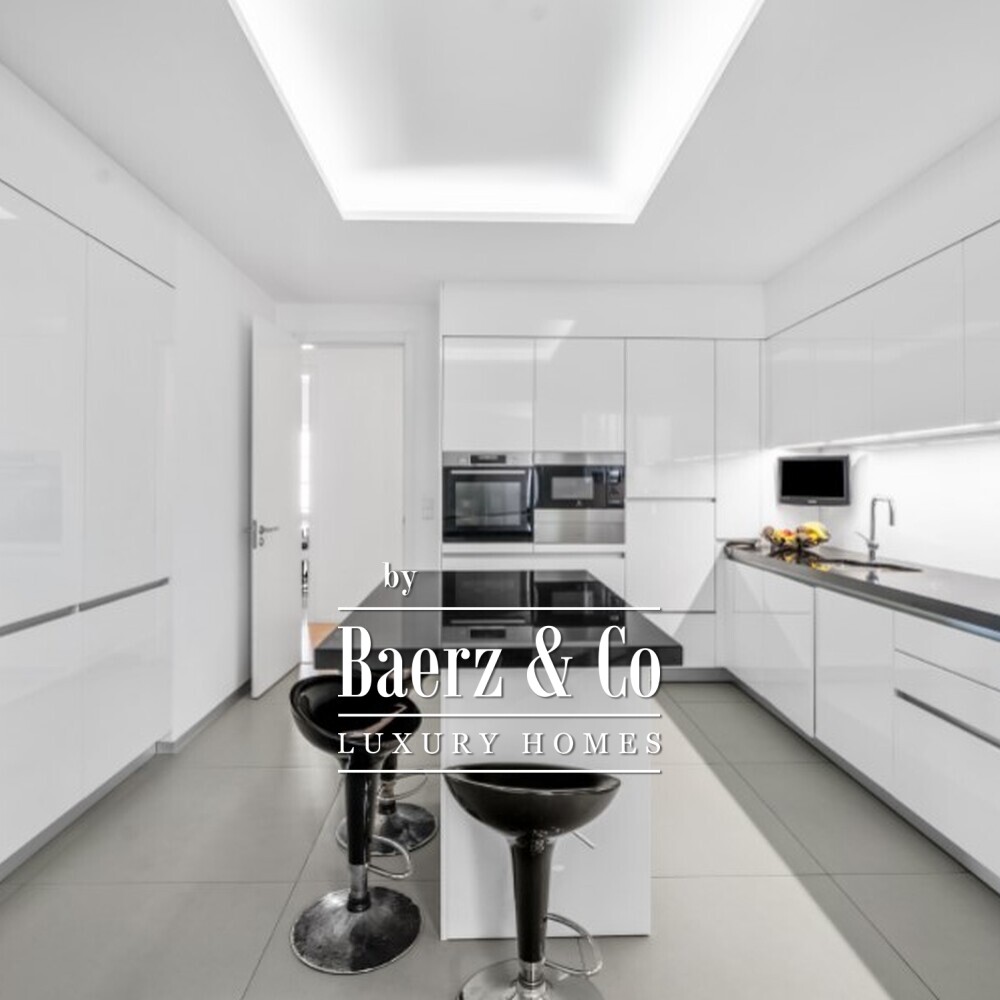 Four-bedroom apartment with a balcony and five-car garage on Avenida da República image