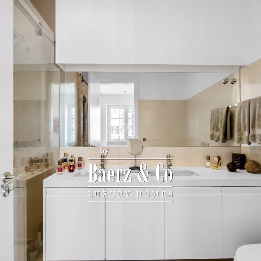Four-bedroom apartment with a balcony and five-car garage on Avenida da República image