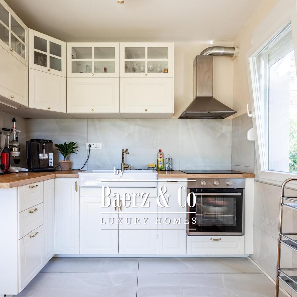 Split, Meje - Luxurious Three-Bedroom Apartment with Sea View and Garden image