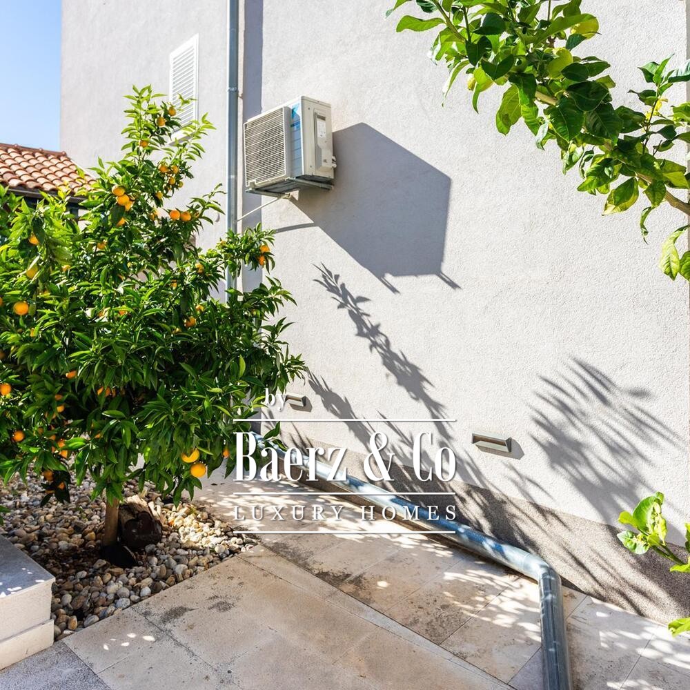Split, Meje - Luxurious Three-Bedroom Apartment with Sea View and Garden image