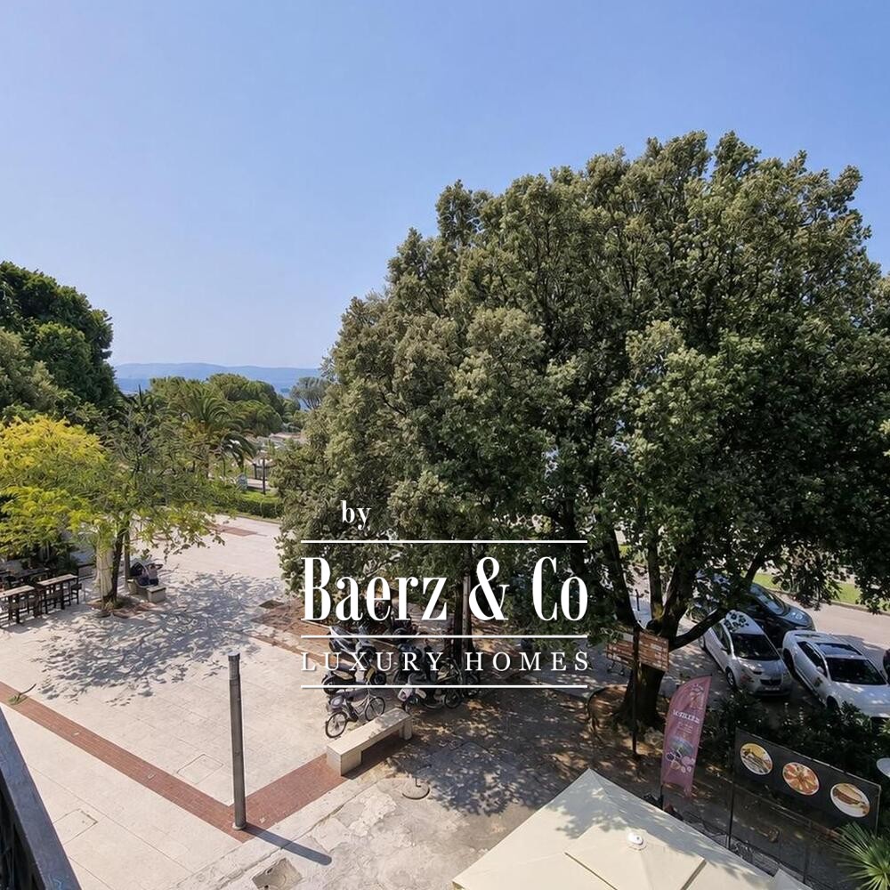 Crikvenica, three storey house on the promenade with two separate entrances, first row to the sea. image