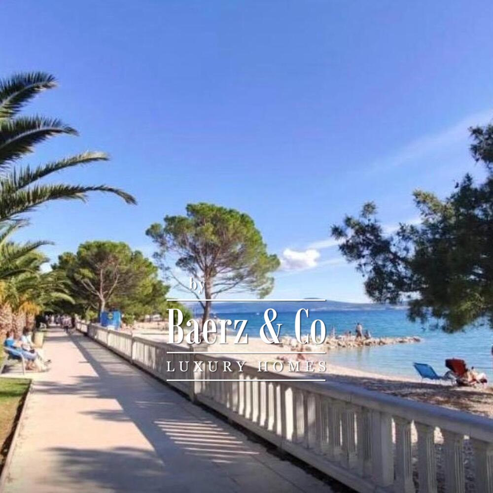 Crikvenica, three storey house on the promenade with two separate entrances, first row to the sea. image