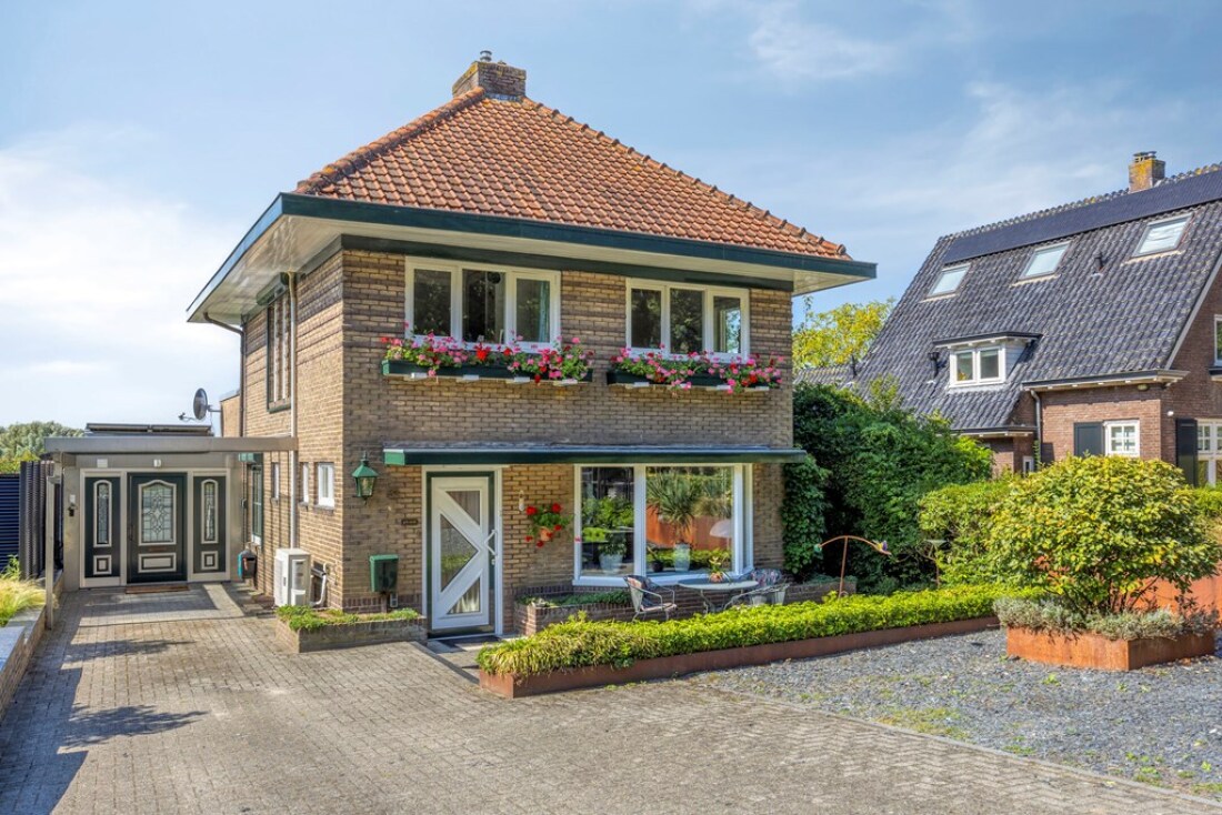 Beneden-Leeuwen photo