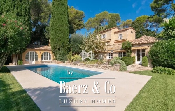 photo 2 Beautiful architect's property in a lush environment