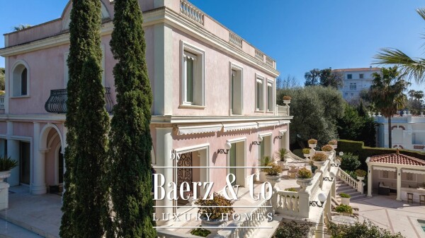 photo 2 Magnificent property close to the sea in Cap D'Antibes.