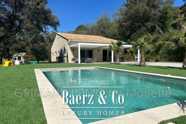 photo 4 Contemporary house with a swimming pool on a large, enclosed