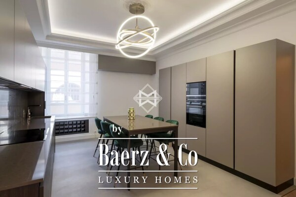 photo 3 Magnificent 3 bedroom apartment of 130 square meters in a beautiful Niçois building on the Cours Saleya.