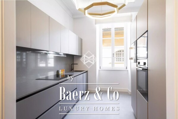 photo 11 Magnificent apartments of 230 square meters in a beautiful Niçois building on the Cours Saleya.