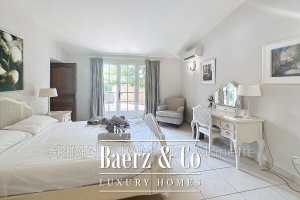 photo 10 Charming villa in a quiet area with pool, landscaped garden,