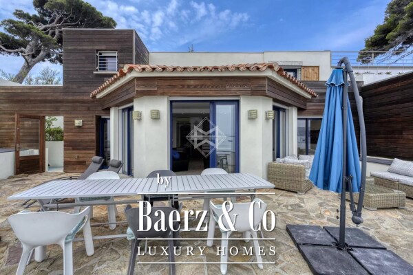 photo 2 Waterfront, renovated villa with direct access to the sea