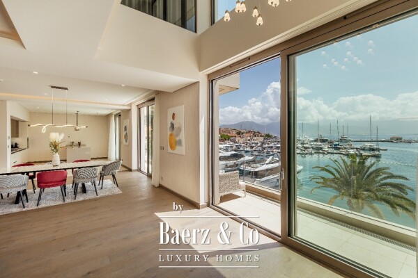 photo 14 Luxurious Three Bedroom Apartment with a Seaview