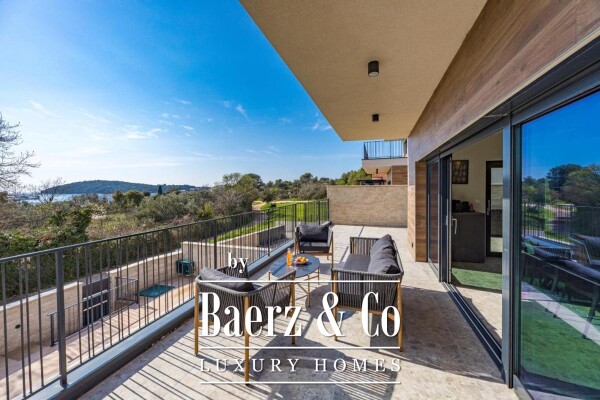 photo 16 Istria, Banjole, semi-detached villa first row to the sea 244 m2 with a view of the Marina