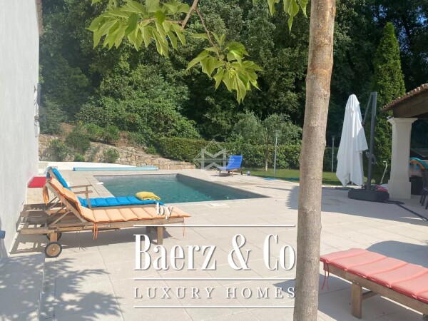 photo 2 Charming Villa Nestled in a Green Oasis