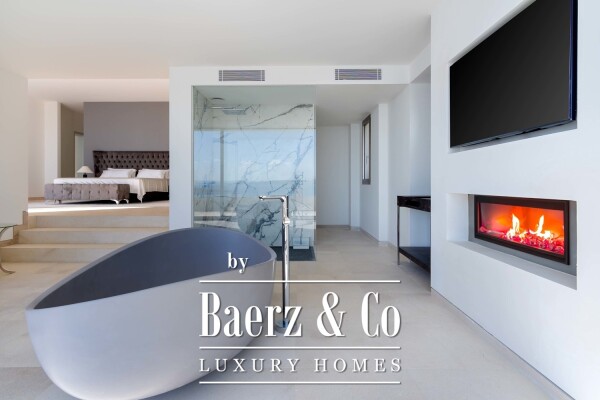 photo 17 Modern seafront villa in Cala Vinyes