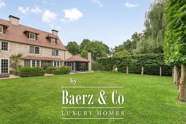 photo 2 Unieke villa op AAA locatie in hartje Vriesdonk met praktijk/bureelruimte!