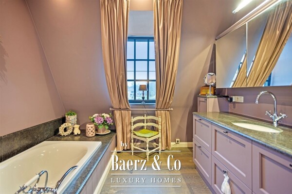 photo 26 Uitzonderlijke Duplex met zicht op kanaal, garage, carport en ruime (wijn)kelder!