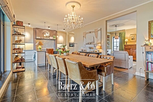 photo 1 Uitzonderlijke Duplex met zicht op kanaal, garage, carport en ruime (wijn)kelder!