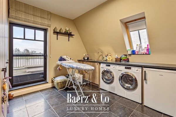 photo 29 Uitzonderlijke Duplex met zicht op kanaal, garage, carport en ruime (wijn)kelder!